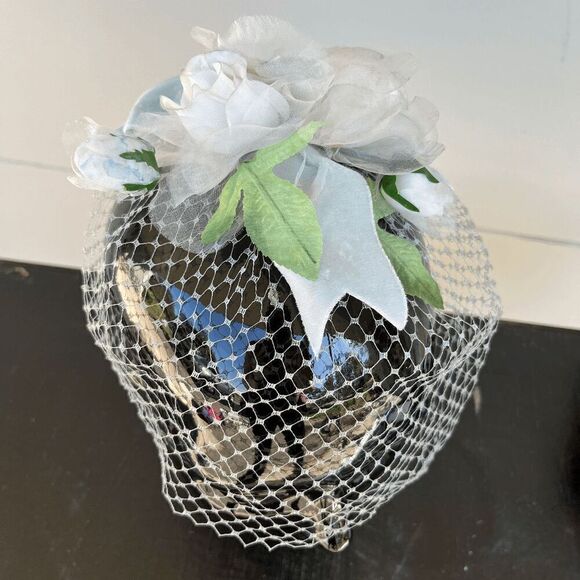 Vintage White Floral Fascinator with Veil - 50s Style Birdcage Veil main image 5